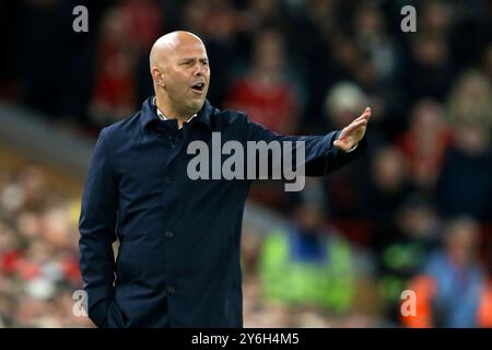 Liverpool, Royaume-Uni. 25 septembre 2024. Arne Slot, le manager du Liverpool FC crie ses instructions. Coupe Carabao, match de 3ème tour de la Coupe EFL, Liverpool v West Ham Utd à Anfield à Liverpool le mercredi 25 septembre 2024. Cette image ne peut être utilisée qu'à des fins éditoriales. Usage éditorial exclusif, photo de Chris Stading/Andrew Orchard photographie sportive/Alamy Live News crédit : Andrew Orchard photographie sportive/Alamy Live News Banque D'Images