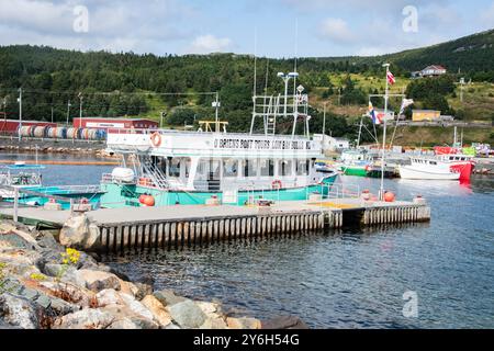 O'Brien's Boat Tours est attaché aux flotteurs de Bay Bulls, Terre-Neuve-et-Labrador, Canada Banque D'Images