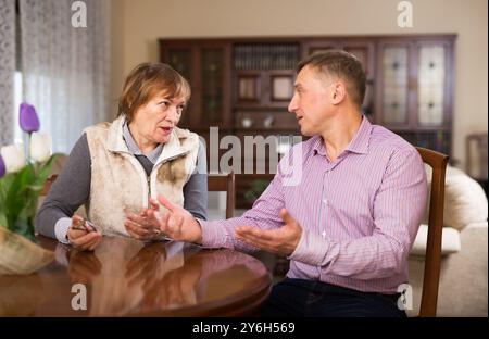 Femme ayant une conversation avec son fils Banque D'Images