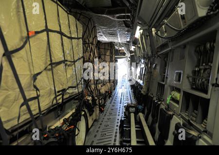 Un système d'armes Phalanx basé à terre attend d'être sécurisé à bord d'un C-17. Le LPWS fait partie intégrante du système de contre-roquettes, d'artillerie et de mortier (C-RAM) qui protège les troupes américaines et de la coalition contre les attaques depuis plusieurs années. Banque D'Images