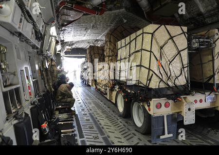 Un système d'armes Phalanx basé à terre attend d'être sécurisé à bord d'un C-17. Le LPWS fait partie intégrante du système de contre-roquettes, d'artillerie et de mortier (C-RAM) qui protège les troupes américaines et de la coalition contre les attaques depuis plusieurs années. Banque D'Images