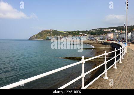 Aberystwyth, pays de Galles, Royaume-Uni - 6 septembre 2024 ; vue le long du front de mer à Aberystwyth avec des balustrades en métal blanc par jour ensoleillé Banque D'Images