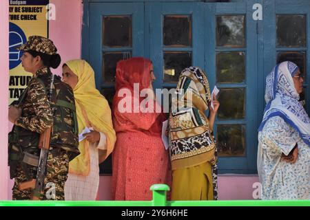 Srinagar, Inde. 25 septembre 2024. Des femmes musulmanes font la queue pour voter dans un bureau de vote pendant la deuxième phase des élections législatives à Budgam. (Photo de Mubashir Hassan/Pacific Press) crédit : Pacific Press Media production Corp./Alamy Live News Banque D'Images