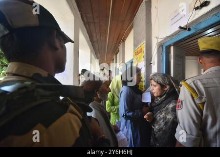 Srinagar, Inde. 25 septembre 2024. Des femmes musulmanes font la queue pour voter dans un bureau de vote pendant la deuxième phase des élections législatives à Budgam. (Photo de Mubashir Hassan/Pacific Press) crédit : Pacific Press Media production Corp./Alamy Live News Banque D'Images