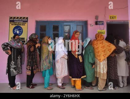 Srinagar, Inde. 25 septembre 2024. Des femmes musulmanes font la queue pour voter dans un bureau de vote pendant la deuxième phase des élections législatives à Budgam. (Photo de Mubashir Hassan/Pacific Press) crédit : Pacific Press Media production Corp./Alamy Live News Banque D'Images