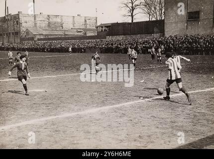 Une des conséquences de la guerre a été que les femmes ont été initiées aux sports masculins. Voici une des phases du match de Football qui a eu lieu entre deux équipes féminines sur le stand de St Ouen. circa 1915 Banque D'Images