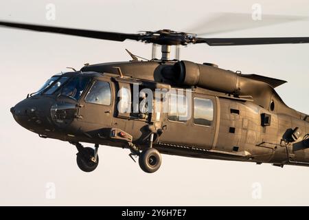 Un hélicoptère de transport militaire Sikorsky UH-60 Black Hawk du 2e escadron d'hélicoptères de l'armée de l'air suédoise. Banque D'Images