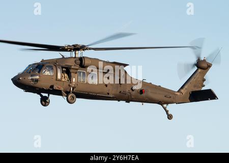 Un hélicoptère de transport militaire Sikorsky UH-60 Black Hawk du 2e escadron d'hélicoptères de l'armée de l'air suédoise. Banque D'Images