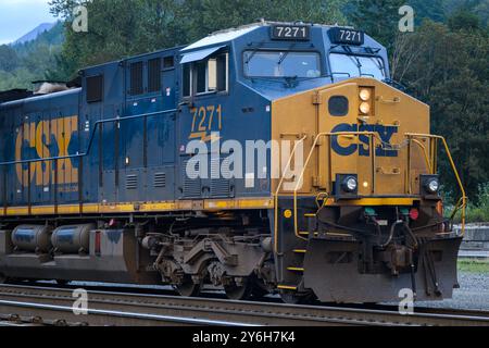 Skykomish. WA. États-Unis - 26 août 2024 ; locomotive de fret CSX en gros plan avec logo et couleurs de marque Banque D'Images