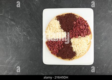 Martabak Manis, crêpe asiatique en nid d'abeille avec divers garnitures, vue de dessus avec espace de copie Banque D'Images