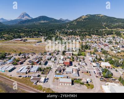 Coleman Alberta Canada, 24 juillet 2024 : ancienne ville minière aérienne surplombant des montagnes historiques lointaines le long du col Crowsnest dans le sud de l'Alberta. Banque D'Images