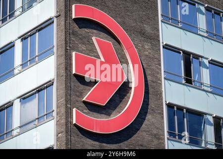 Cologne, Allemagne, 20 septembre 2024 : logo rouge de KVB Kölner Verkehrs-Betriebe AG sur le bâtiment administratif de la Scheidtweilerstrasse à Cologne Lin Banque D'Images