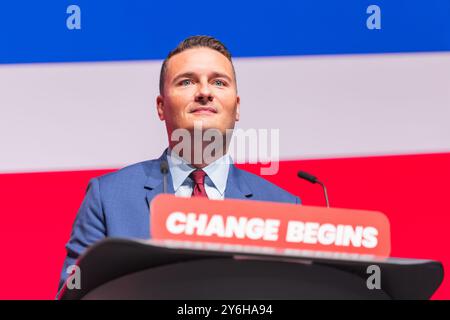 Liverpool, Royaume-Uni. 25 SEP, 2024. Wes Streeting, secrétaire d'État à la santé et aux soins sociaux, prononce un discours dans le cadre de la séance plénière de la mission : un NHS digne de l'avenir, alors que la conférence du parti travailliste s'est clôturée mercredi matin après trois jours précédents de discours liminaires et d'événements marginaux. Crédit Milo Chandler/Alamy Live News Banque D'Images