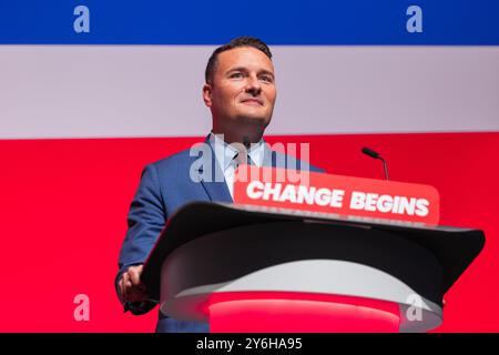 Liverpool, Royaume-Uni. 25 SEP, 2024. Wes Streeting, secrétaire d'État à la santé et aux soins sociaux, prononce un discours dans le cadre de la séance plénière de la mission : un NHS digne de l'avenir, alors que la conférence du parti travailliste s'est clôturée mercredi matin après trois jours précédents de discours liminaires et d'événements marginaux. Crédit Milo Chandler/Alamy Live News Banque D'Images