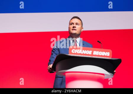 Liverpool, Royaume-Uni. 25 SEP, 2024. Wes Streeting, secrétaire d'État à la santé et aux soins sociaux, prononce un discours dans le cadre de la séance plénière de la mission : un NHS digne de l'avenir, alors que la conférence du parti travailliste s'est clôturée mercredi matin après trois jours précédents de discours liminaires et d'événements marginaux. Crédit Milo Chandler/Alamy Live News Banque D'Images
