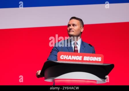 Liverpool, Royaume-Uni. 25 SEP, 2024. Wes Streeting, secrétaire d'État à la santé et aux soins sociaux, prononce un discours dans le cadre de la séance plénière de la mission : un NHS digne de l'avenir, alors que la conférence du parti travailliste s'est clôturée mercredi matin après trois jours précédents de discours liminaires et d'événements marginaux. Crédit Milo Chandler/Alamy Live News Banque D'Images