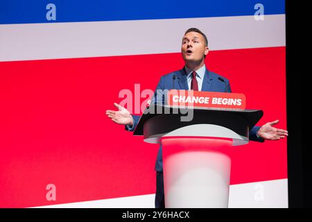 Liverpool, Royaume-Uni. 25 SEP, 2024. Wes Streeting, secrétaire d'État à la santé et aux soins sociaux, prononce un discours dans le cadre de la séance plénière de la mission : un NHS digne de l'avenir, alors que la conférence du parti travailliste s'est clôturée mercredi matin après trois jours précédents de discours liminaires et d'événements marginaux. Crédit Milo Chandler/Alamy Live News Banque D'Images