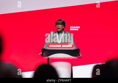 Liverpool, Royaume-Uni. 25 SEP, 2024. Susan Matthews, de Unite the Syndicat, prend la parole alors que la conférence du Parti travailliste a pris fin mercredi matin après trois jours précédents de discours principaux et d’événements marginaux. Crédit Milo Chandler/Alamy Live News Banque D'Images