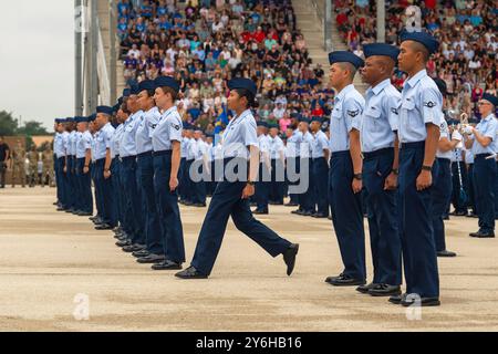 4 septembre 2024 - JBSA-Lackland, Texas, États-Unis - L'aviatrice Liana Ibanez, des Philippines, fait un pas en avant pour signifier sa naturalisation en tant que citoyenne américaine à son diplôme de l'entraînement militaire de base de l'US Air Force. Plus de 700 aviateurs affectés aux vols 553-568, reçoivent leur pièce d'aviateur lors de la cérémonie de la 737e pièce et retraite des groupes d'entraînement, à joint base San Antonio-Lackland, Texas, le 4 septembre 2024. La cérémonie est l'un des trois événements de remise des diplômes BMT de l'USAF et signifie la transition de stagiaire à Airman. Lt. Col. Matthew Redaja, commandant du 319e Escadron d'entraînement, et chef Mas Banque D'Images