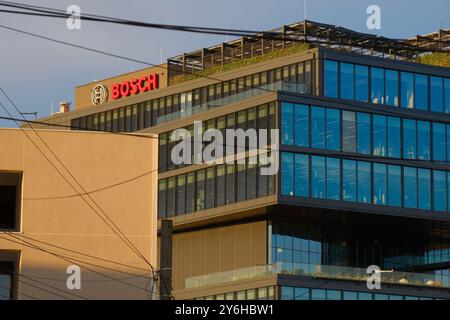 Cluj-Napoca, Roumanie. 20 septembre 2024 : le logo de la multinationale allemande d'ingénierie et de technologie Bosch apparaît sur le dessus du Bosch Engineerin Banque D'Images