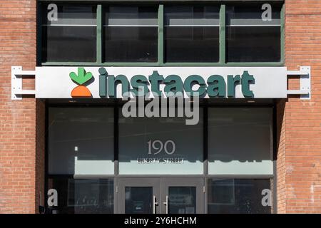 Gros plan de l'enseigne du logo Instacart sur le bâtiment de Liberty Village, Toronto. Banque D'Images