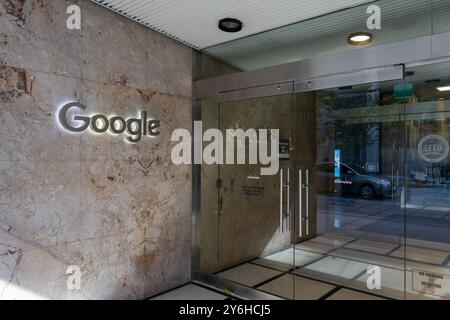 Le logo Google à l'entrée du bureau de Google Toronto sur Richmond Street au centre-ville de Toronto, ON, Canada Banque D'Images