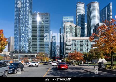 Toronto skyline à Bremner Blvd Street et Lower Simcoe St, près de Ripley's Aquarium of Canada regardant vers l'est à Toronto. Banque D'Images