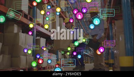 Image d'icônes de médias sociaux sur divers travailleurs masculins dans l'entrepôt Banque D'Images