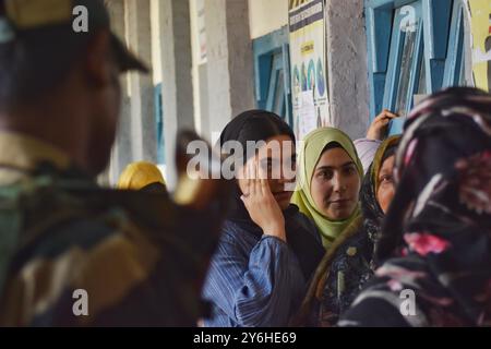 Srinagar, Jammu-et-Cachemire, Inde. 25 septembre 2024. Des femmes musulmanes font la queue pour voter dans un bureau de vote pendant la deuxième phase des élections législatives à Budgam. (Crédit image : © Mubashir Hassan/Pacific Press via ZUMA Press Wire) USAGE ÉDITORIAL SEULEMENT! Non destiné à UN USAGE commercial ! Banque D'Images