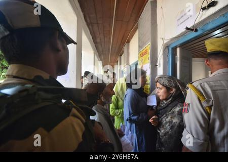 Srinagar, Jammu-et-Cachemire, Inde. 25 septembre 2024. Des femmes musulmanes font la queue pour voter dans un bureau de vote pendant la deuxième phase des élections législatives à Budgam. (Crédit image : © Mubashir Hassan/Pacific Press via ZUMA Press Wire) USAGE ÉDITORIAL SEULEMENT! Non destiné à UN USAGE commercial ! Banque D'Images