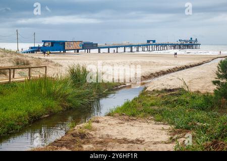 Atlantida Beach Pier à Xangrila, rive nord du Rio Grande do Sul, Brésil Banque D'Images