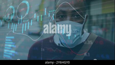 Image du traitement des données financières sur l'homme afro-américain en masque facial Banque D'Images