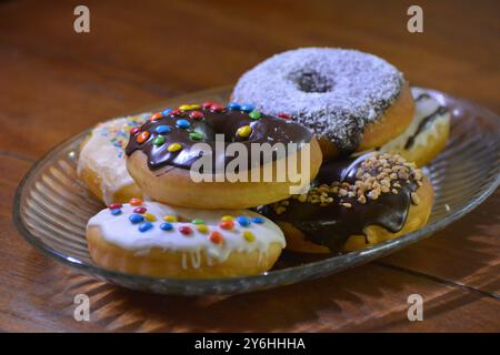 beignets sur plateau en verre, beignets à vendre Banque D'Images
