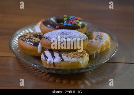 beignets sur plateau en verre, beignets à vendre Banque D'Images