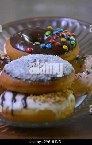 beignets sur plateau en verre, beignets à vendre Banque D'Images