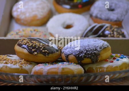 beignets sur plateau en verre, beignets à vendre Banque D'Images