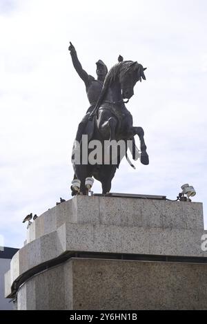 Neuquen, Argentine ; 19 novembre 2023 : Monument à San Martin, une statue équestre en bronze du héros argentin montée sur un piédestal, situé dans le Banque D'Images