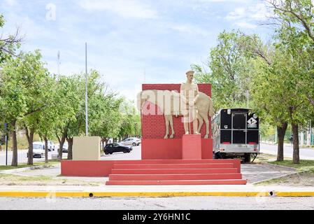 Neuquen, Argentine ; 19 novembre 2023 : Monument au policier, sculpture située dans le centre-ville de la ville. Banque D'Images