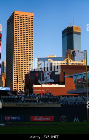 Minneapolis, Minnesota, États-Unis. 25 septembre 2024. Une vue générale du centre-ville de Minneapolis regardant vers le terrain droit lors d'un match de baseball MLB entre les Twins du Minnesota et les Marlins de Miami à Target Field les Twins ont gagné 8-3. (Crédit image : © Steven Garcia/ZUMA Press Wire) USAGE ÉDITORIAL SEULEMENT! Non destiné à UN USAGE commercial ! Banque D'Images