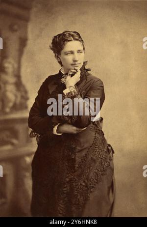 1865 c. , San Francisco , USA : la politicienne américaine VICTORIA C. WOODHULL ( Victoria Claflin , 1838 - 1927 ) . Militante américaine des droits des femmes et première femme à se présenter à la présidence aux États-Unis en 1872. Photo Bradley & Rulofson , San Francisco . - Prima donna candidata Presidente - alla Presidente STATI UNITI AMERICA - POLITICO - DONNA POLITICA - POLITIQUE - Casa Bianca - Maison Blanche - FEMMINISTA - DIRITTI ALLE DONNE - FEMMINISM - SUFFRAGEIST - SUFFRAGE UNIVERSEL - SUFFRAGETTE - FEMMINISMO - SUFFRAGISTA - SUFFRAGIO UNIVERSALE - SUFFRAGETTA - MODE - MODA FEMMINILE - bl Banque D'Images