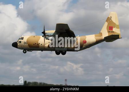 Le CN-AOG, un Lockheed C-130H Hercules exploité par la Royal Morocco Air Force, arrive à la RAF Fairford dans le Gloucestershire, en Angleterre, pour participer au Royal International Air Tattoo 2024 (RIAT24). Banque D'Images