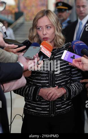 New York, NY - 24 septembre 2024 : le premier ministre italien Giorgia Meloni s'adresse à la presse lors de l'Assemblée générale des Nations Unies. Dans ses remarques, Meloni a souligné la nécessité de réformes de la gouvernance mondiale et a souligné le rôle crucial du multilatéralisme dans la résolution des défis mondiaux. Elle a également parlé du potentiel de transformation de l’intelligence artificielle, appelant à son utilisation éthique pour prévenir l’aggravation des inégalités mondiales. Photo de Giada Papini Rampelotto/EuropaNewswire Banque D'Images