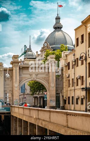 Tbilissi, Géorgie - 10 août 2024 : porte de style art déco sur la place Marjanishvili, une place importante de Tbilissi, Géorgie. Situé entre le Rustaveli et St. Banque D'Images