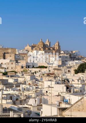 Vue de la vieille ville, Ostuni, province de Brindisi, région des Pouilles, Italie Banque D'Images