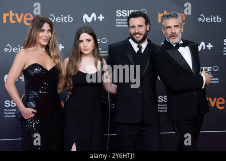 Monica Ayos, Renata Lerman, Diego Lerman et Leonardo Sbaraglia ont assisté à la première de Red Carpet Modi El Hombre que Amaba los Platos Voladores lors du 72e Festival international du film de San Sebastian au Palais Kursaal le 24 septembre 2024 à Donostia / San Sebastian, Espagne. Banque D'Images