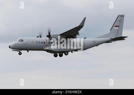 29502, un Airbus C-295MW exploité par l'armée de l'air serbe et la défense aérienne, arrivant à la RAF Fairford dans le Gloucestershire, en Angleterre pour participer au Royal International Air Tattoo 2024 (RIAT24). Banque D'Images