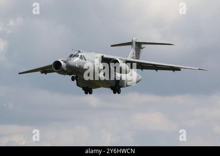 Le 26902, un Embraer KC-390 Millennium, un avion de transport exploité par l'armée de l'air portugaise, arrive à la RAF Fairford dans le Gloucestershire, en Angleterre, pour participer au Royal International Air Tattoo 2024 (RIAT24). Banque D'Images