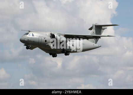 Le 26902, un Embraer KC-390 Millennium, un avion de transport exploité par l'armée de l'air portugaise, arrive à la RAF Fairford dans le Gloucestershire, en Angleterre, pour participer au Royal International Air Tattoo 2024 (RIAT24). Banque D'Images