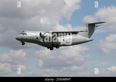 Le 26902, un Embraer KC-390 Millennium, un avion de transport exploité par l'armée de l'air portugaise, arrive à la RAF Fairford dans le Gloucestershire, en Angleterre, pour participer au Royal International Air Tattoo 2024 (RIAT24). Banque D'Images