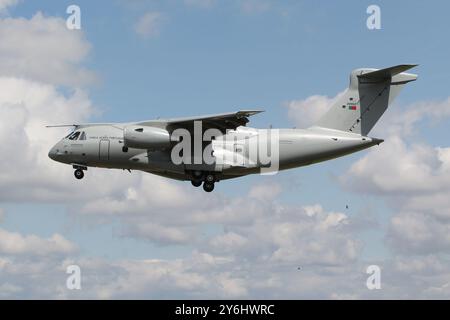 Le 26902, un Embraer KC-390 Millennium, un avion de transport exploité par l'armée de l'air portugaise, arrive à la RAF Fairford dans le Gloucestershire, en Angleterre, pour participer au Royal International Air Tattoo 2024 (RIAT24). Banque D'Images